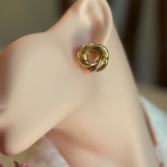 NEW | 14K Gold Plated Elegant Floral Design Earrings ⚜️ - Picture 4 of 4